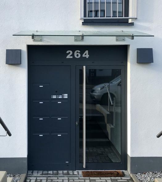 Schwarze Haustür mit Briefkastenanlage in Haan